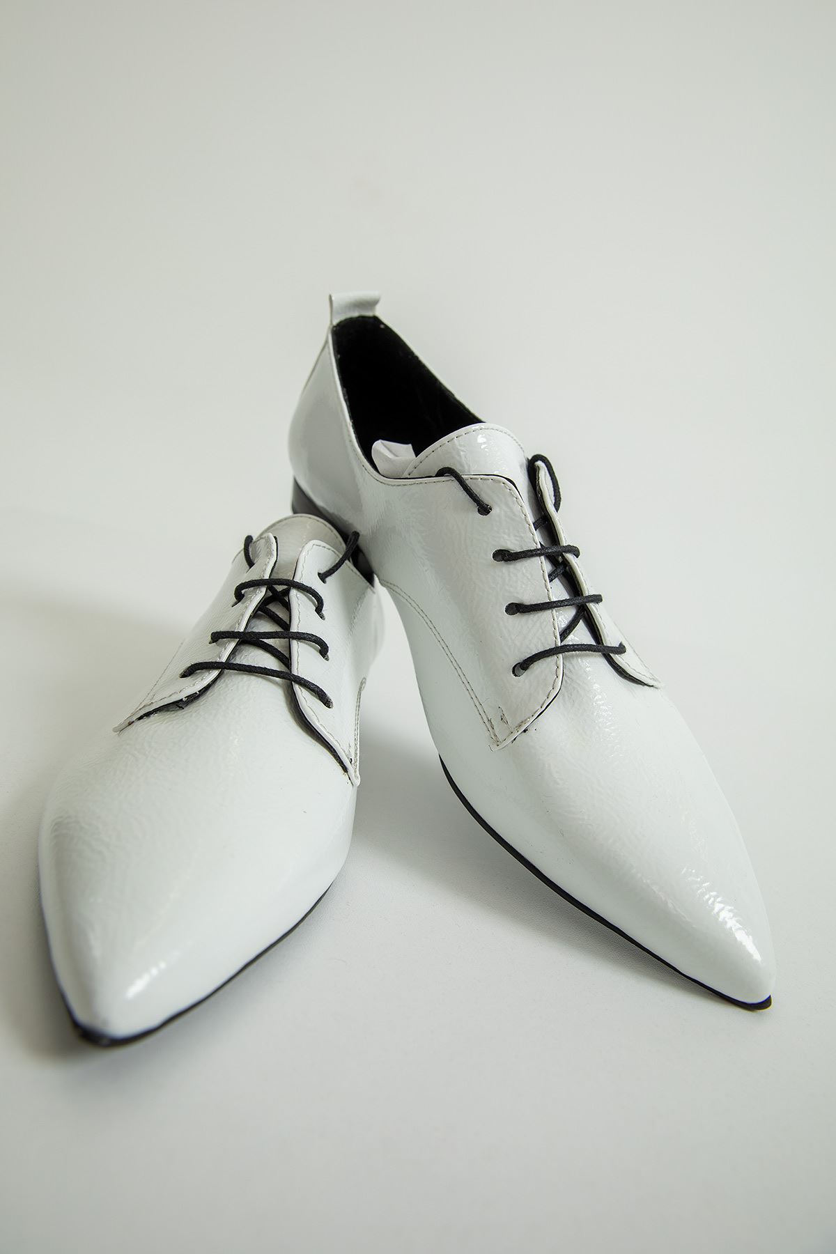 Sivri Burun Bağcıklı Ayakkabı-Beyaz