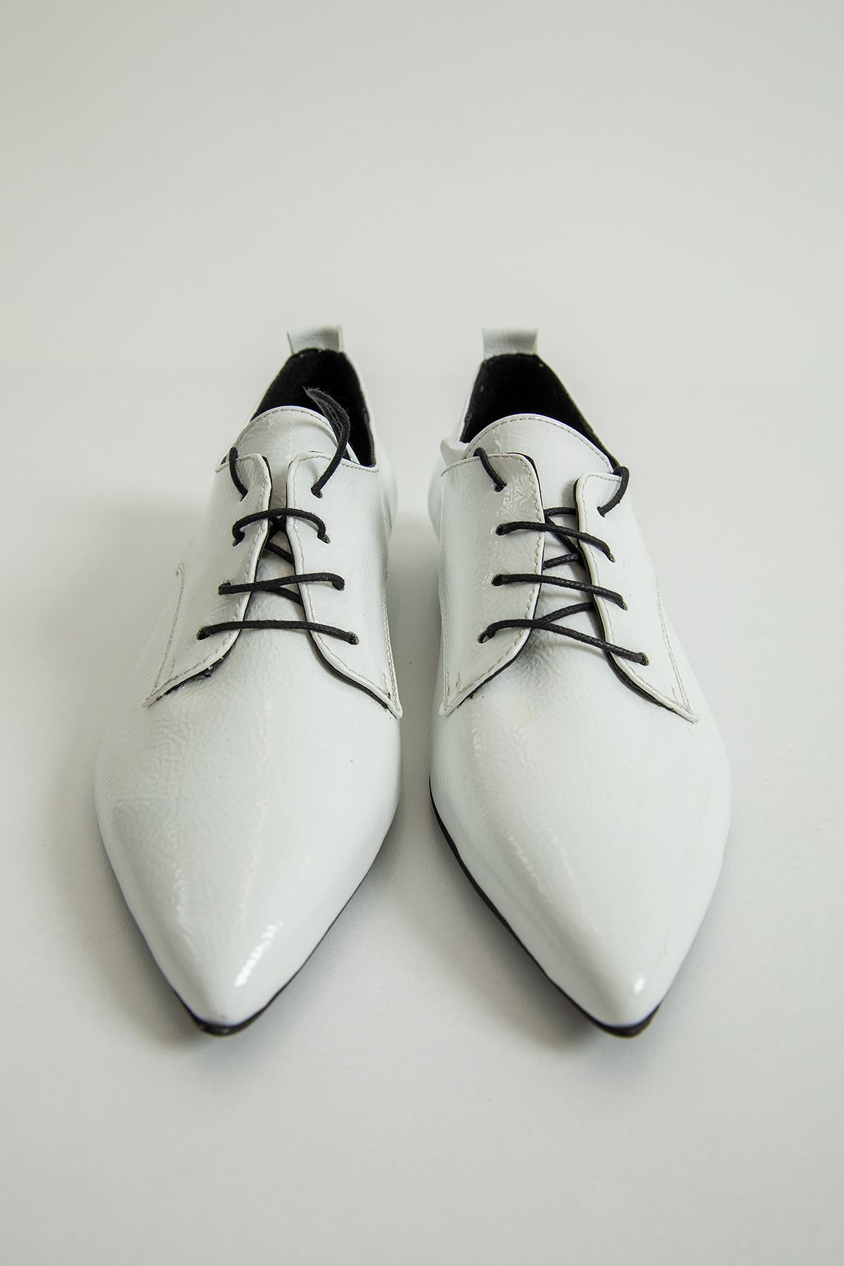 Sivri Burun Bağcıklı Ayakkabı-Beyaz