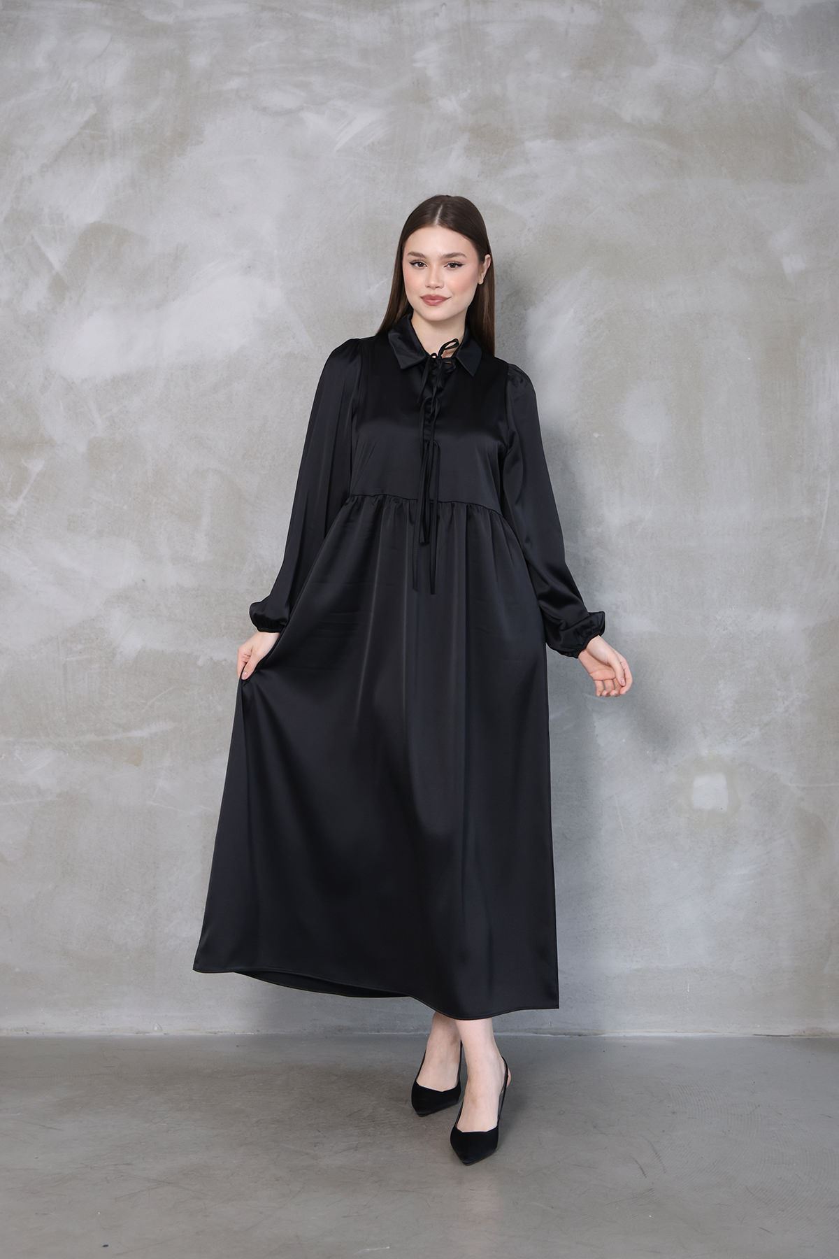 Yaka Biye Detay Saten Elbise-Siyah