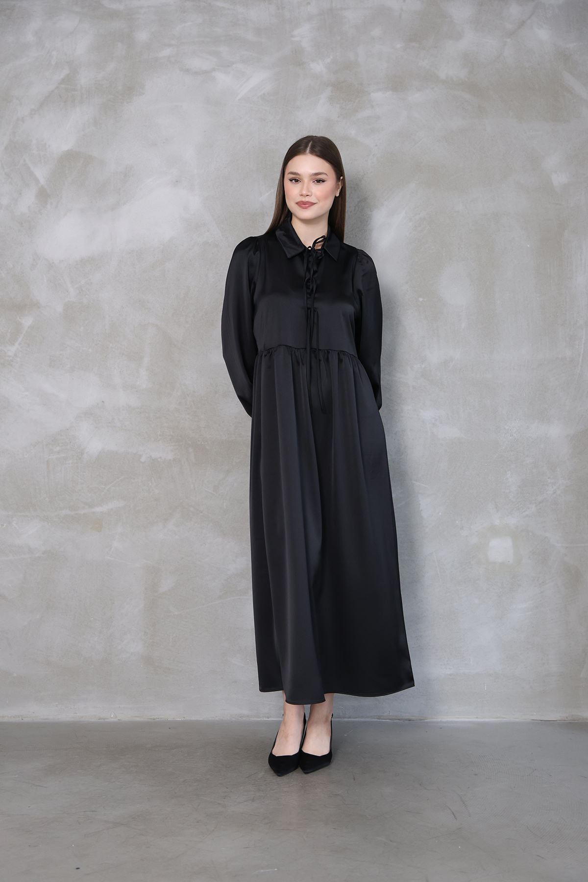 Yaka Biye Detay Saten Elbise-Siyah