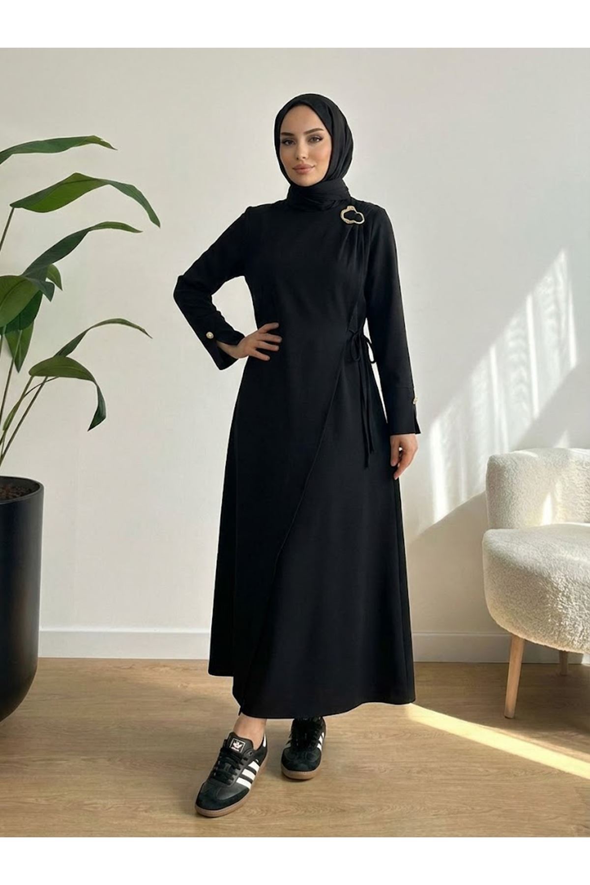 Omuz Ve Manşet Detaylı Elbise-Siyah