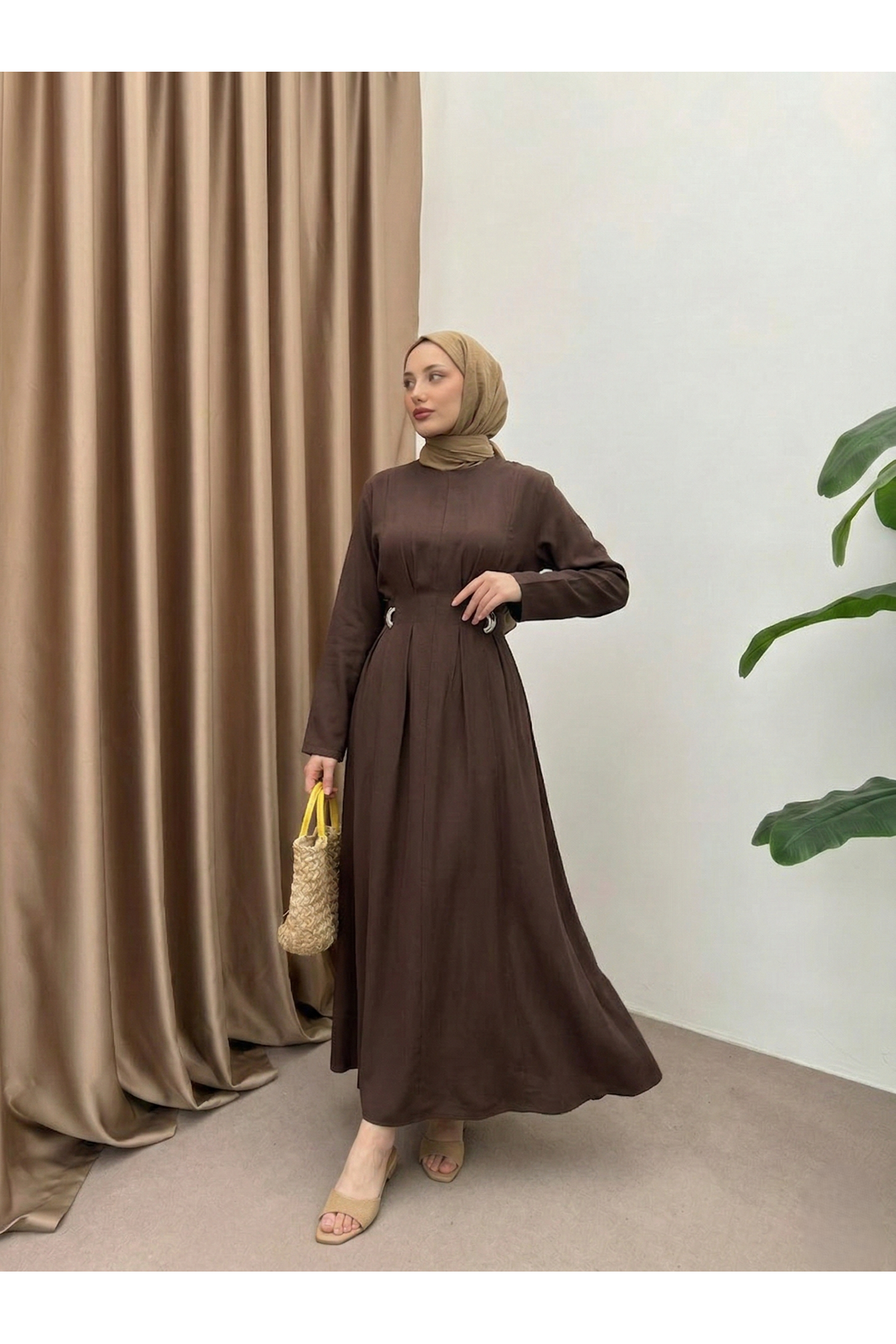 Önü Pensli Aksesuar Detay Elbise-Kahve