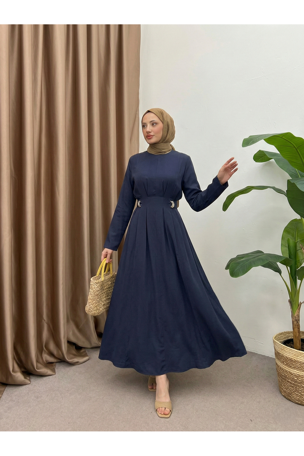 Önü Pensli Aksesuar Detay Elbise-Lacivert