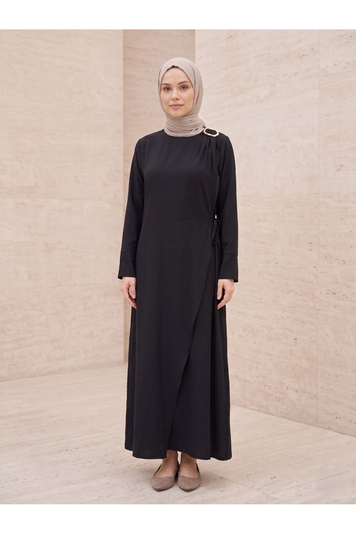 Omuz Pile Toka Detay Elbise-Siyah