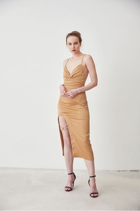 Zincir Detay Askılı Elbise-Bej