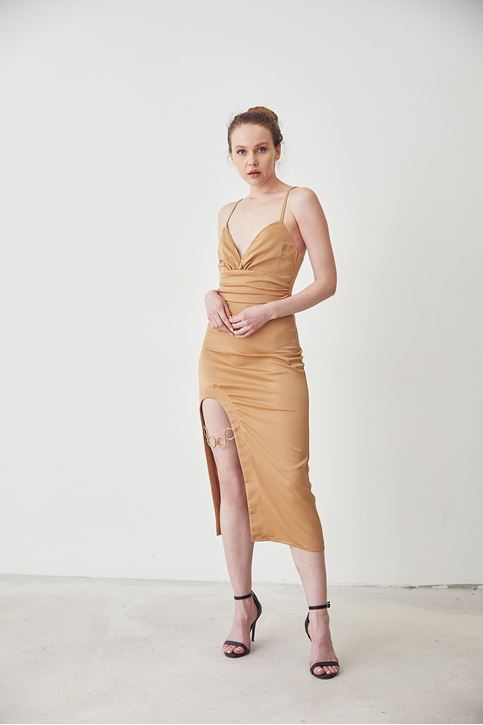 Zincir Detay Askılı Elbise-Bej