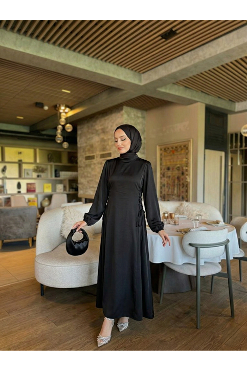 Yanlar Birit Bağlamalı Elbise-Siyah